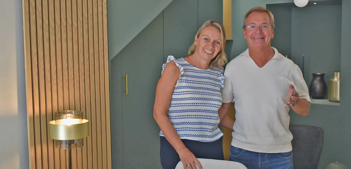 Julien et Céline Poussard, fondateurs de DÉCO.IMMO, dans les locaux de l'agence à Saint-Chély-d'Apcher, en Lozère