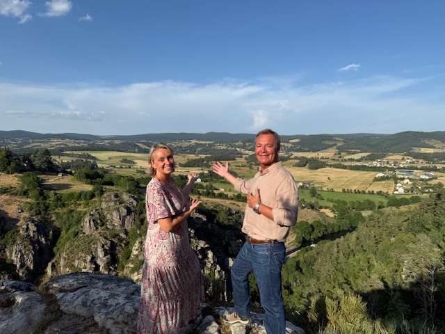 Céline et Julien, décoratrice d'intérieur et agent immobilier DÉCO.IMMO, en Lozère.